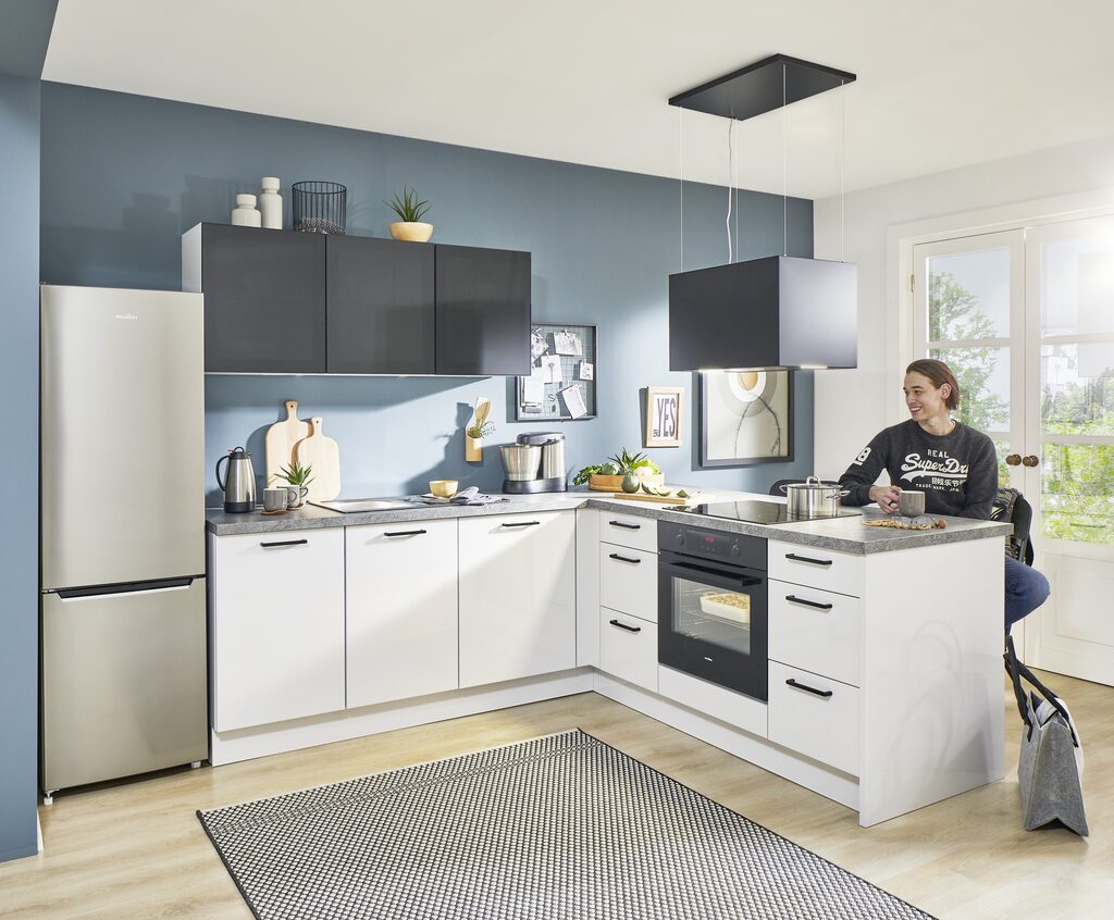 Küche schwarz weiß mit Person