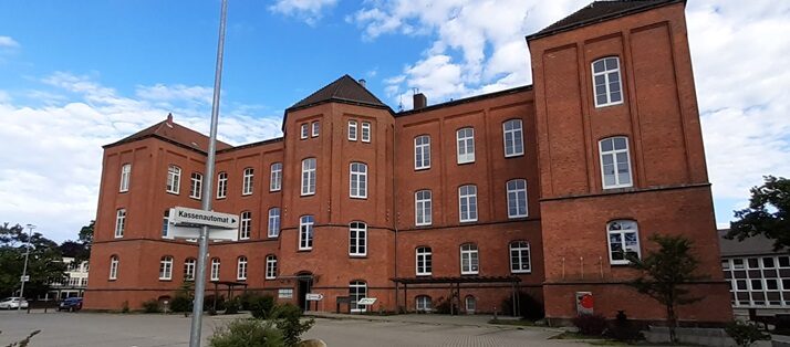 Rotes Backsteingebäude mit Schild „Kassenärztlicher Notdienst“