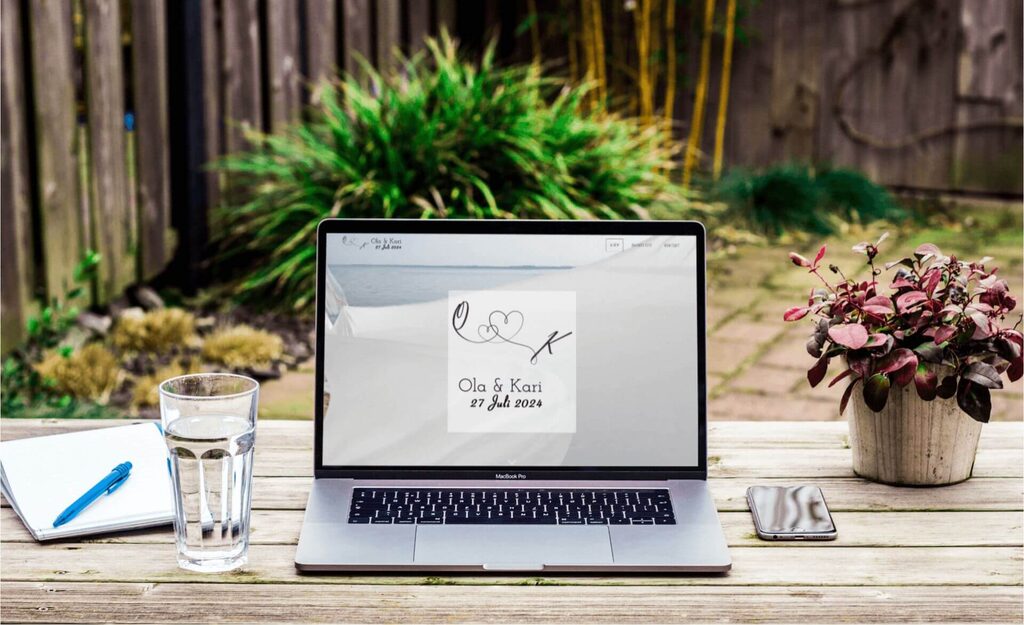 pc på et bord av tre ute med  teksten Ola & Kari på skjermen