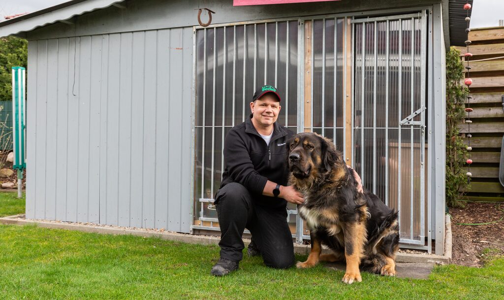 Maik Becker mit Hofhund Bagira