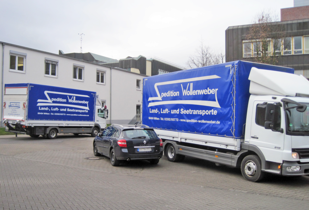 Zwei LWK der Spedition Wollenweber