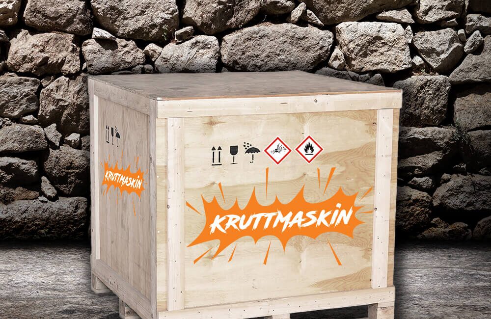 bilde av en treassem det logoen Kruttmaskin på esken