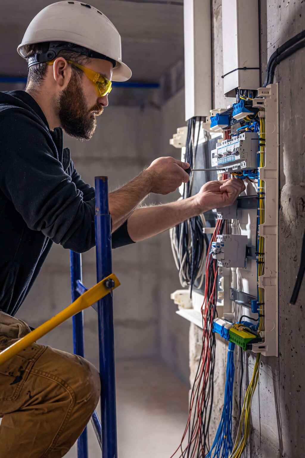 Elektromechaniker prüft elektrische Anlage nach DIN VDE 0105-100 in München