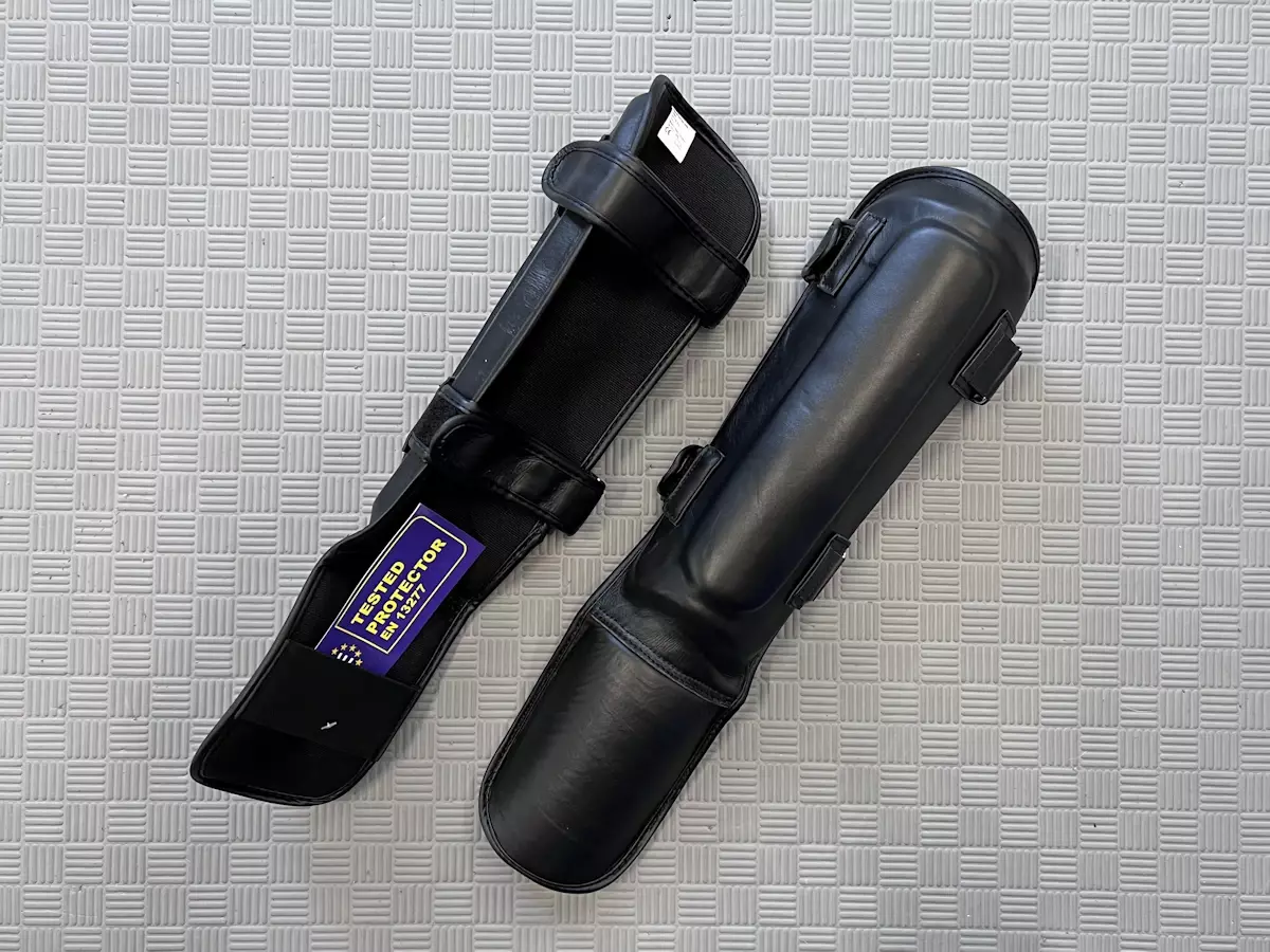 Fuß- und Schienbeinschutz für das Sparring