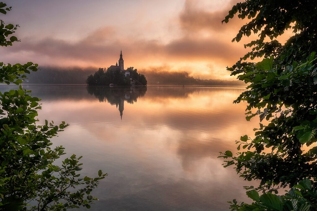 Ein See bei Sonnenuntergang