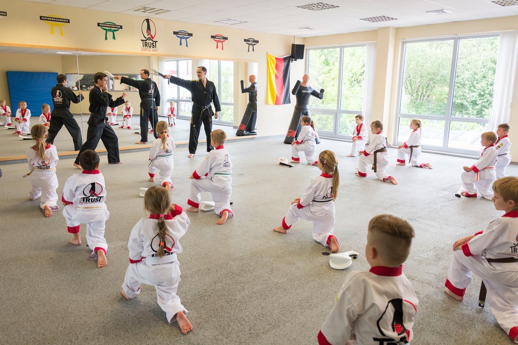 Kinder üben im Dojo Taekwando