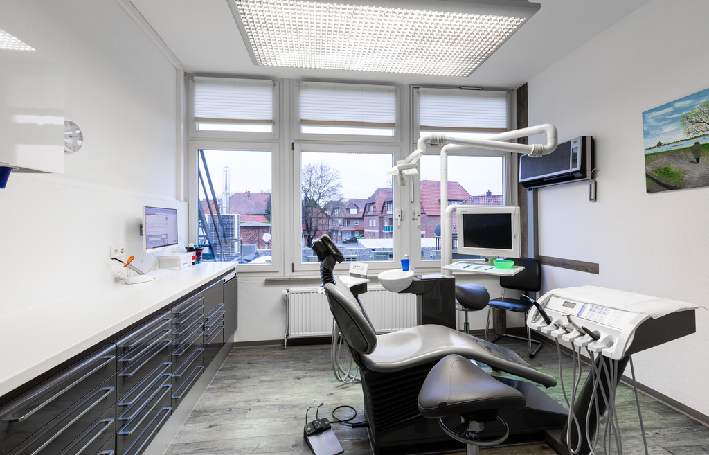 Behandlungszimmer der Praxis Sarachev