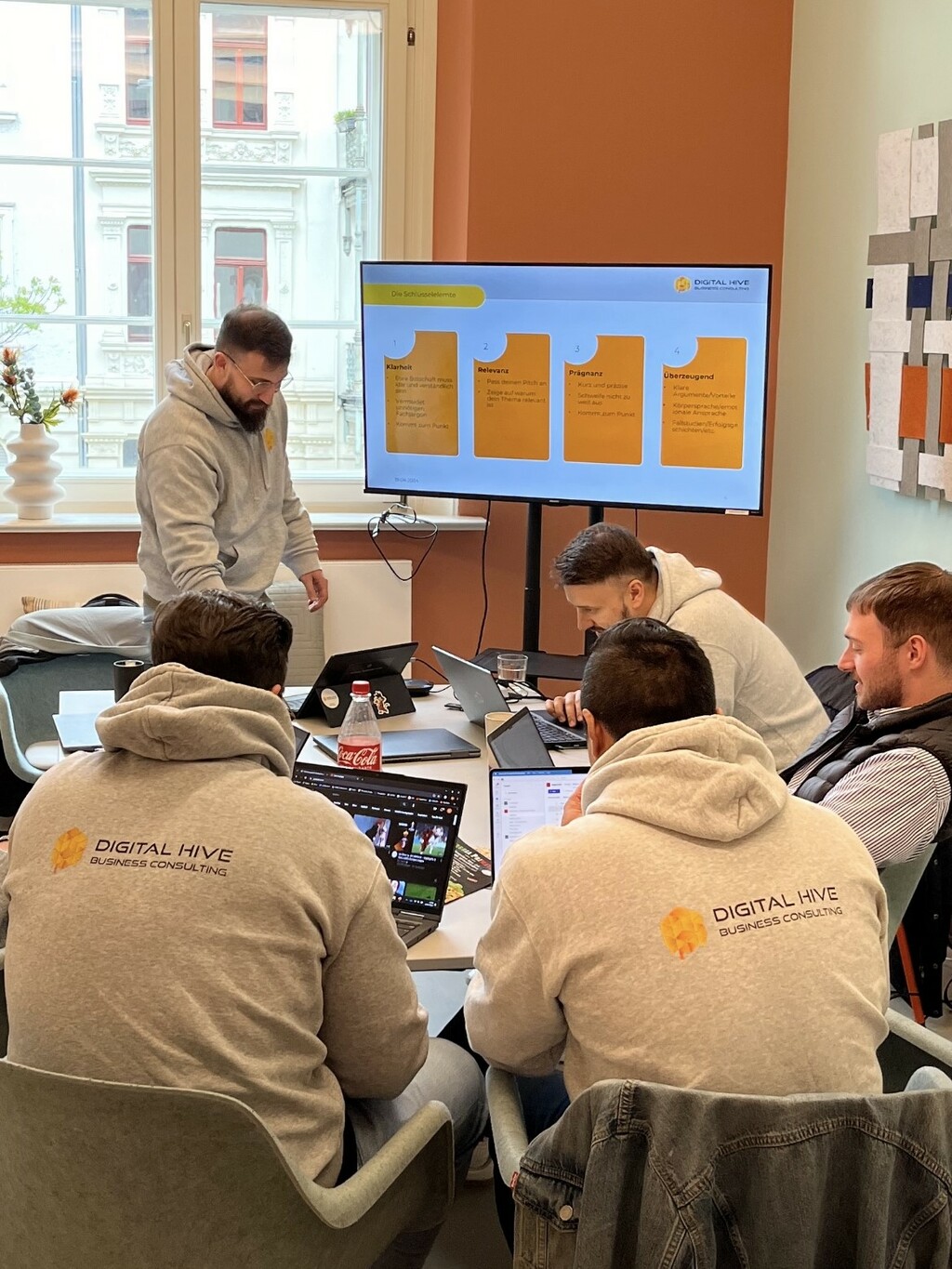 Teammeeting und Präsentation von Joel Thiel