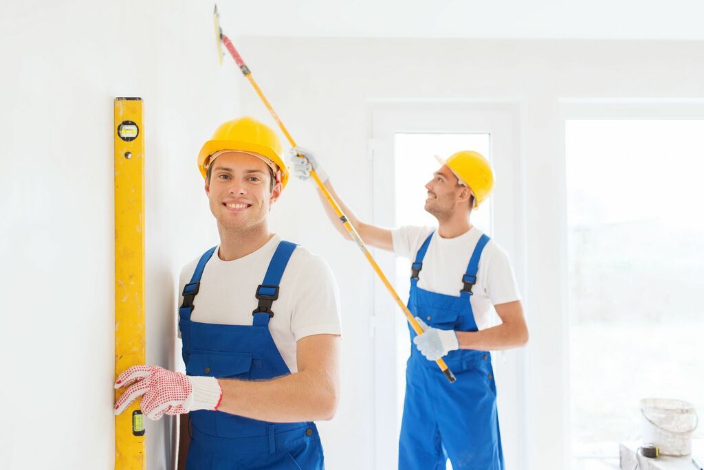 Maler streicht eine Wand in frischem Weiß – Effektiv Bau UG