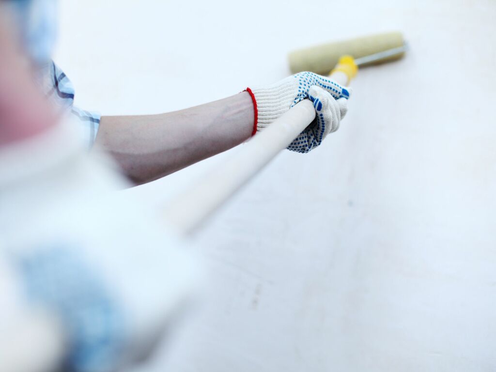 Handwerker streicht eine Fassade – All-Around-Handwerker Berlin