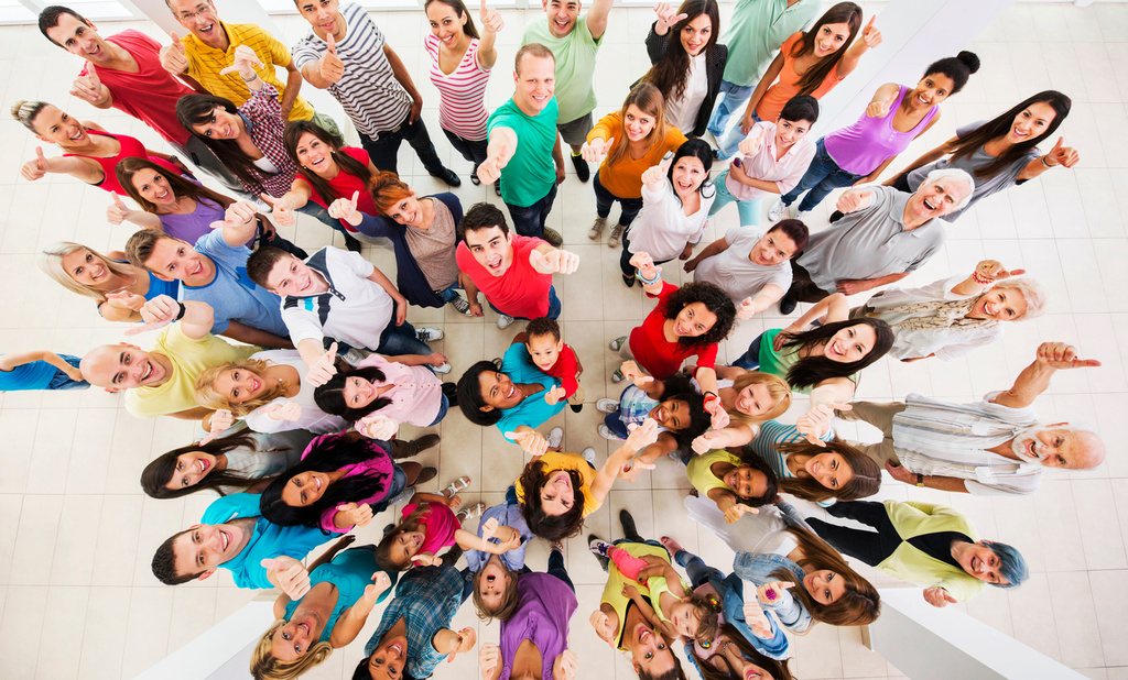 Menschen schauen in die Kamera