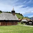 Holzkirche in Obermutten, der einzige Sakralbau in der Schweiz, der gänzlich aus Holz besteht