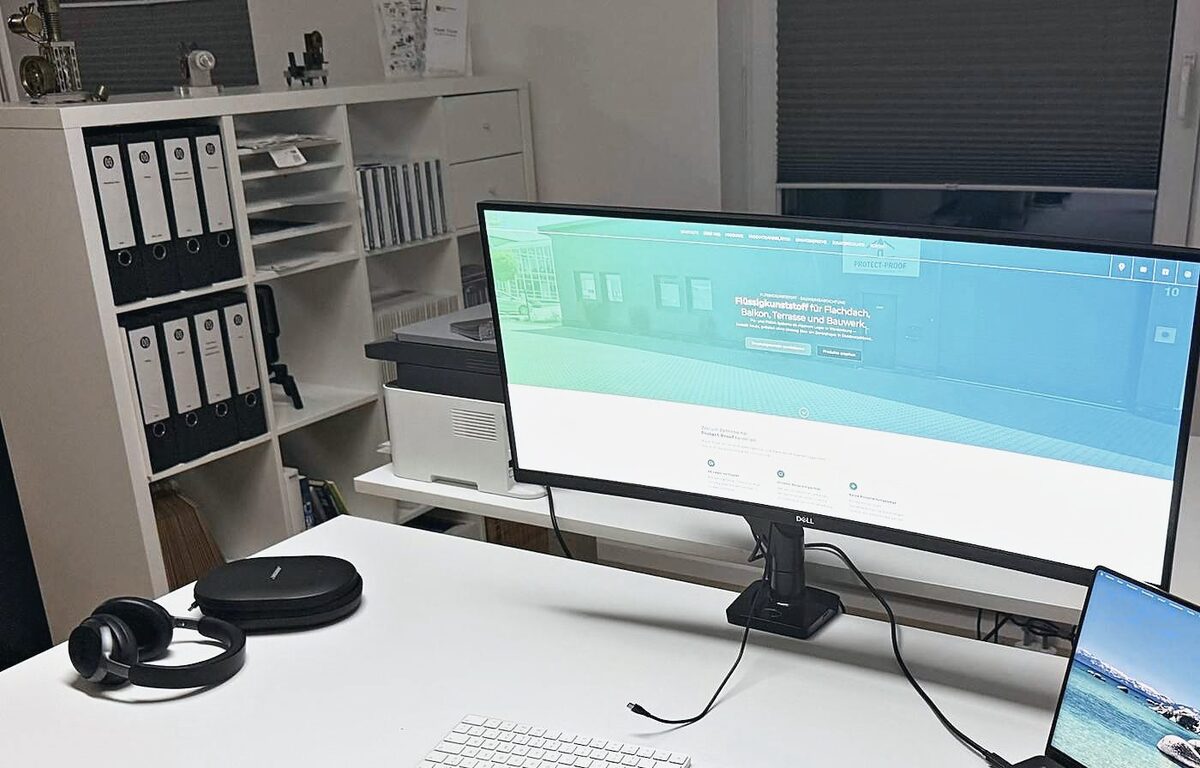 Arbeitsplatz von hmaidan.media in Dillenburg mit großem Monitor