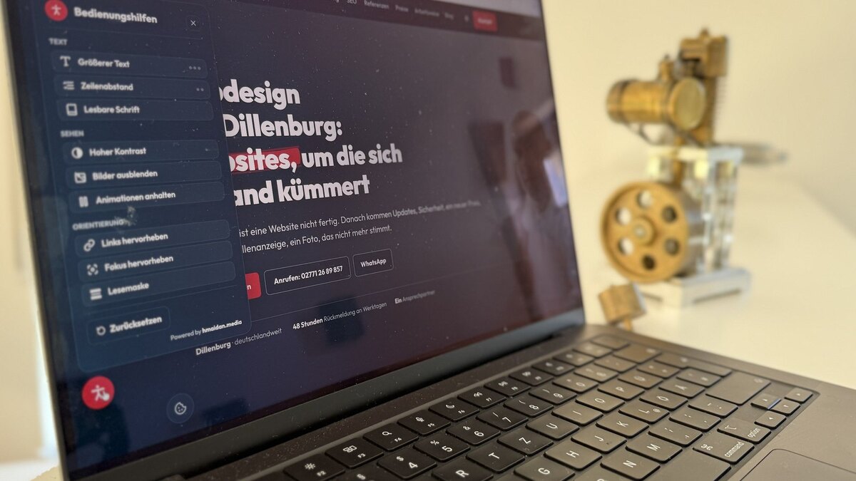 Laptop mit der Website von hmaidan.media, links das geöffnete Feld Bedienungshilfen mit den Schaltern für Text, Kontrast und Lesemaske