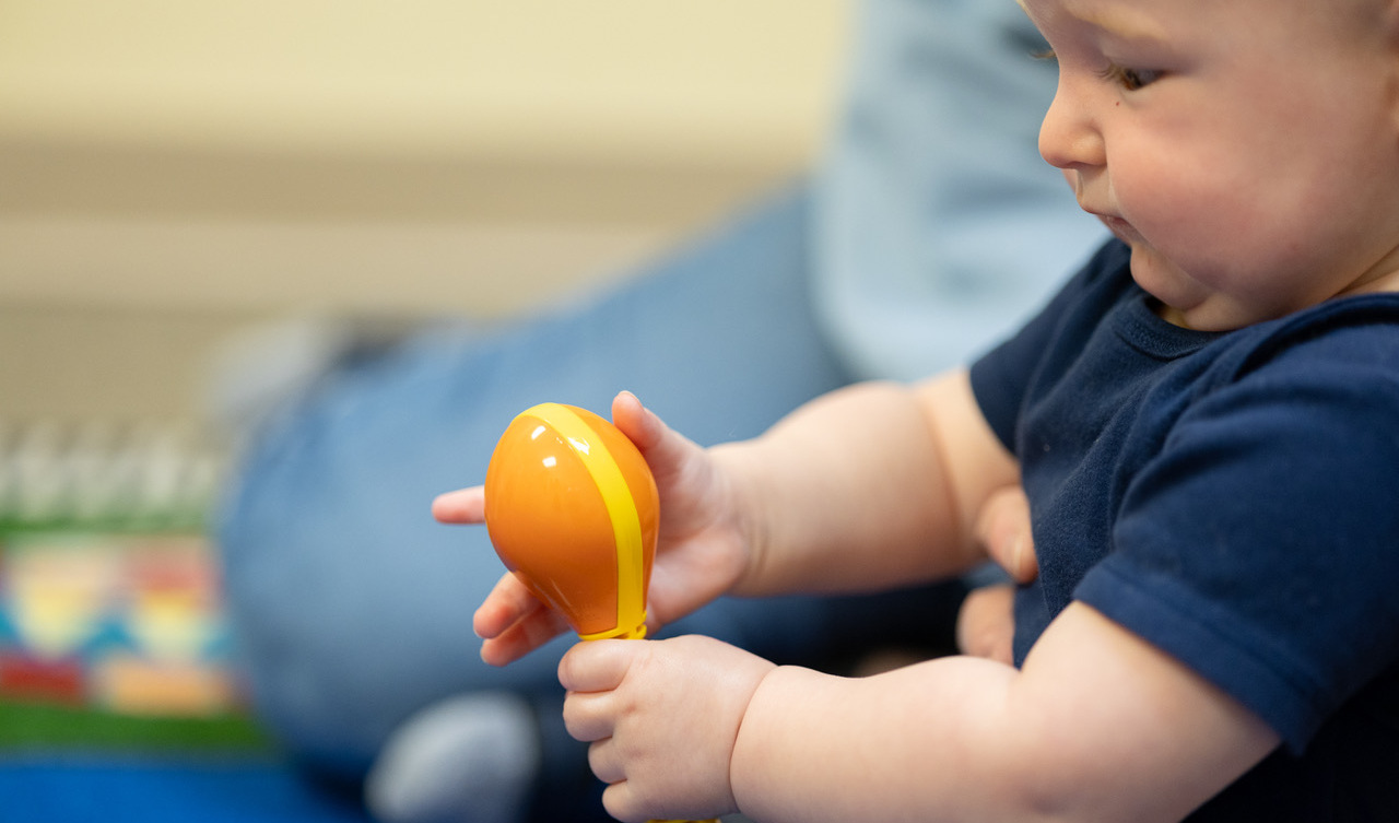 Toddlers in a music class sitting on the floor