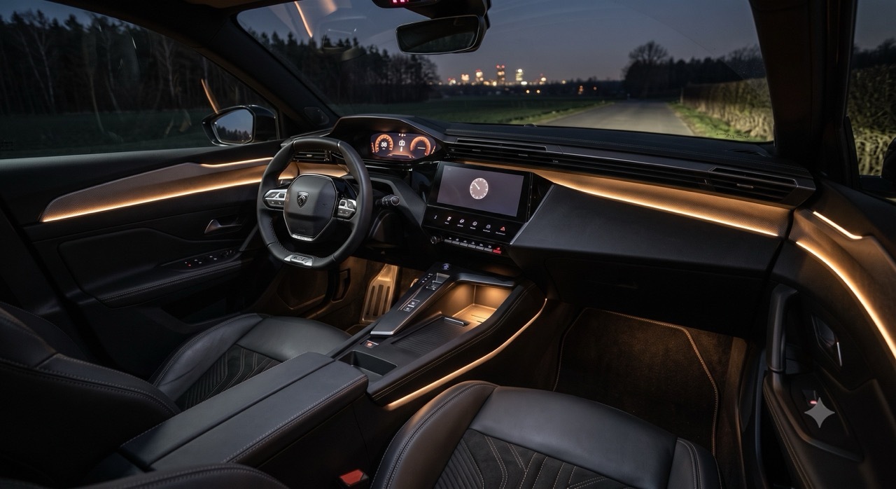 Peugeot 408 mit Ambientebeleuchtung