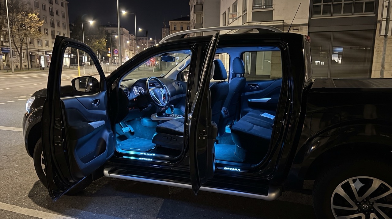 Nissan Navara mit Ambientebeleuchtung