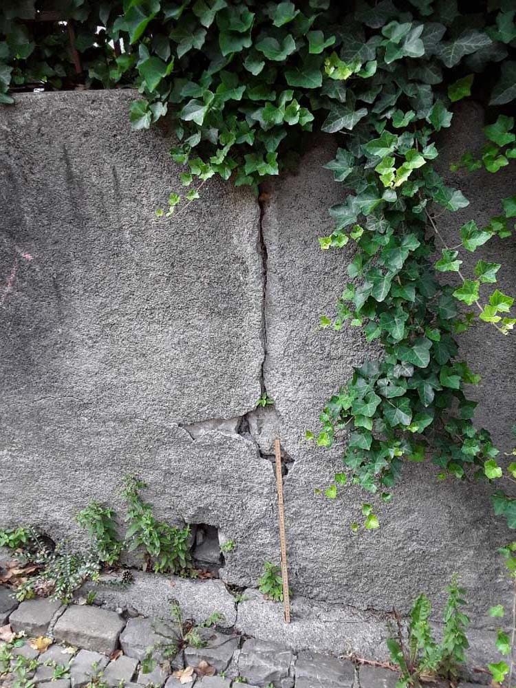 betonmauer mit spalt