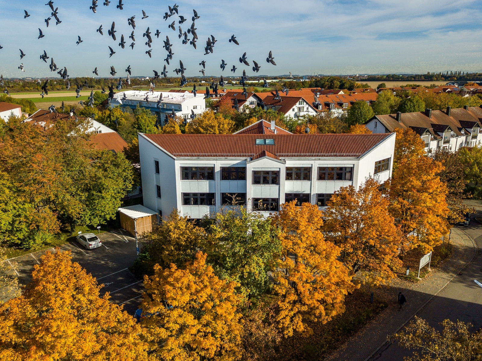 Rathaus Aschheim im Herbst – Immobilienmakler LB Immobilien für Aschheim und den Landkreis München
