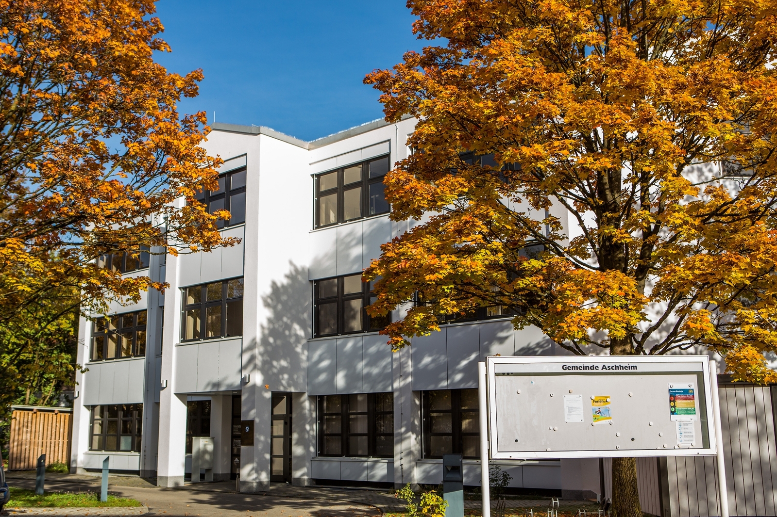 Rathaus Aschheim mit Herbstlaub – Immobilien in Aschheim und Dornach von LB Immobilien