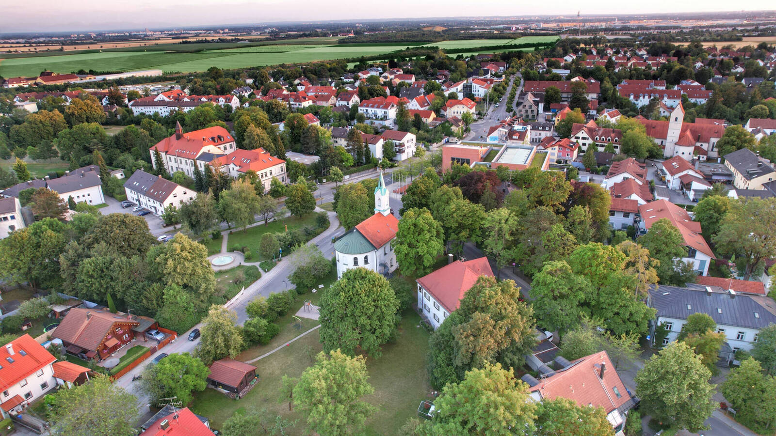 Feldkirchen von oben – Luftaufnahme der Gemeinde, vermittelt durch LB Immobilien