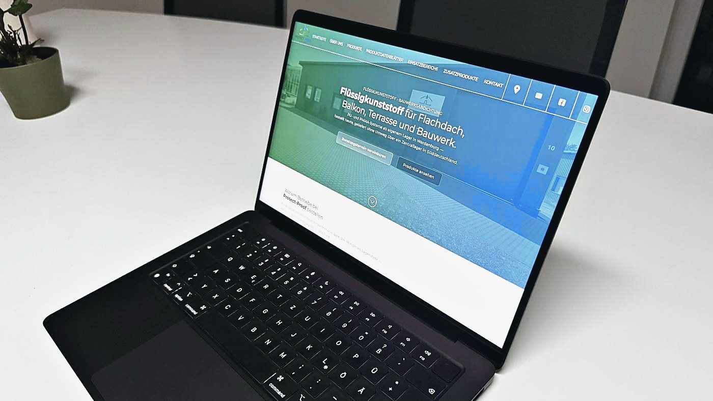 Laptop mit einer von hmaidan.media gebauten Website für einen Anbieter von Flüssigkunststoff