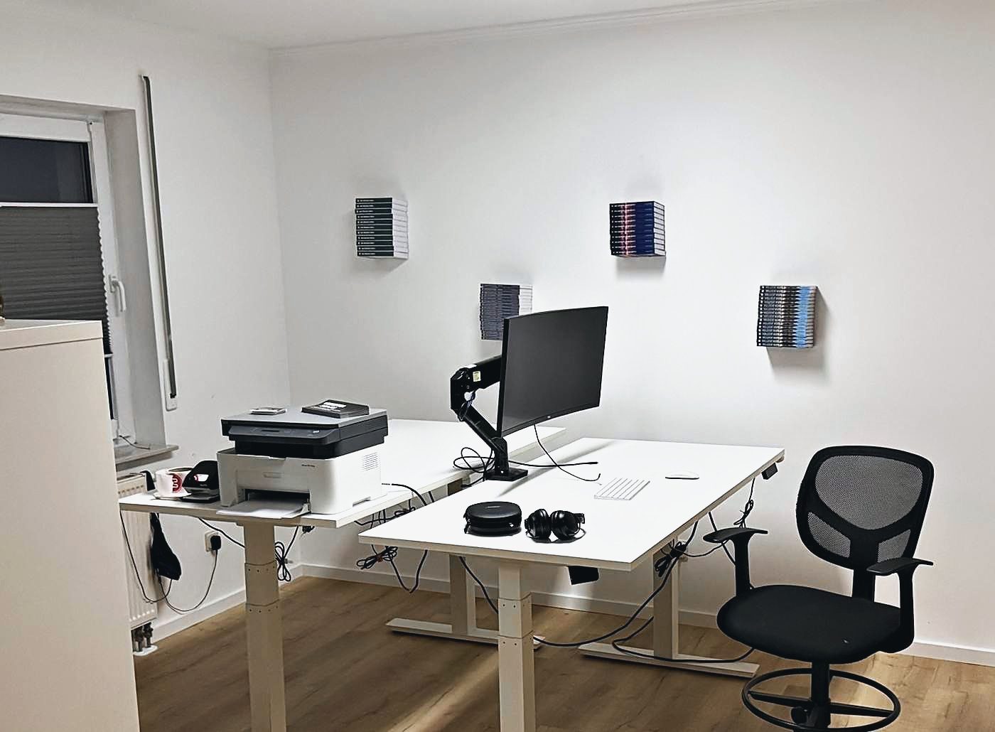 Das Büro von hmaidan.media: zwei Schreibtische, Drucker, Regal mit Ordnern und Dampfmaschinen-Modellen