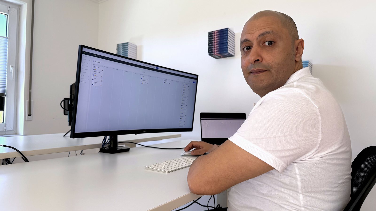Daniel Hmaidan am großen Monitor bei der Arbeit an einer Website