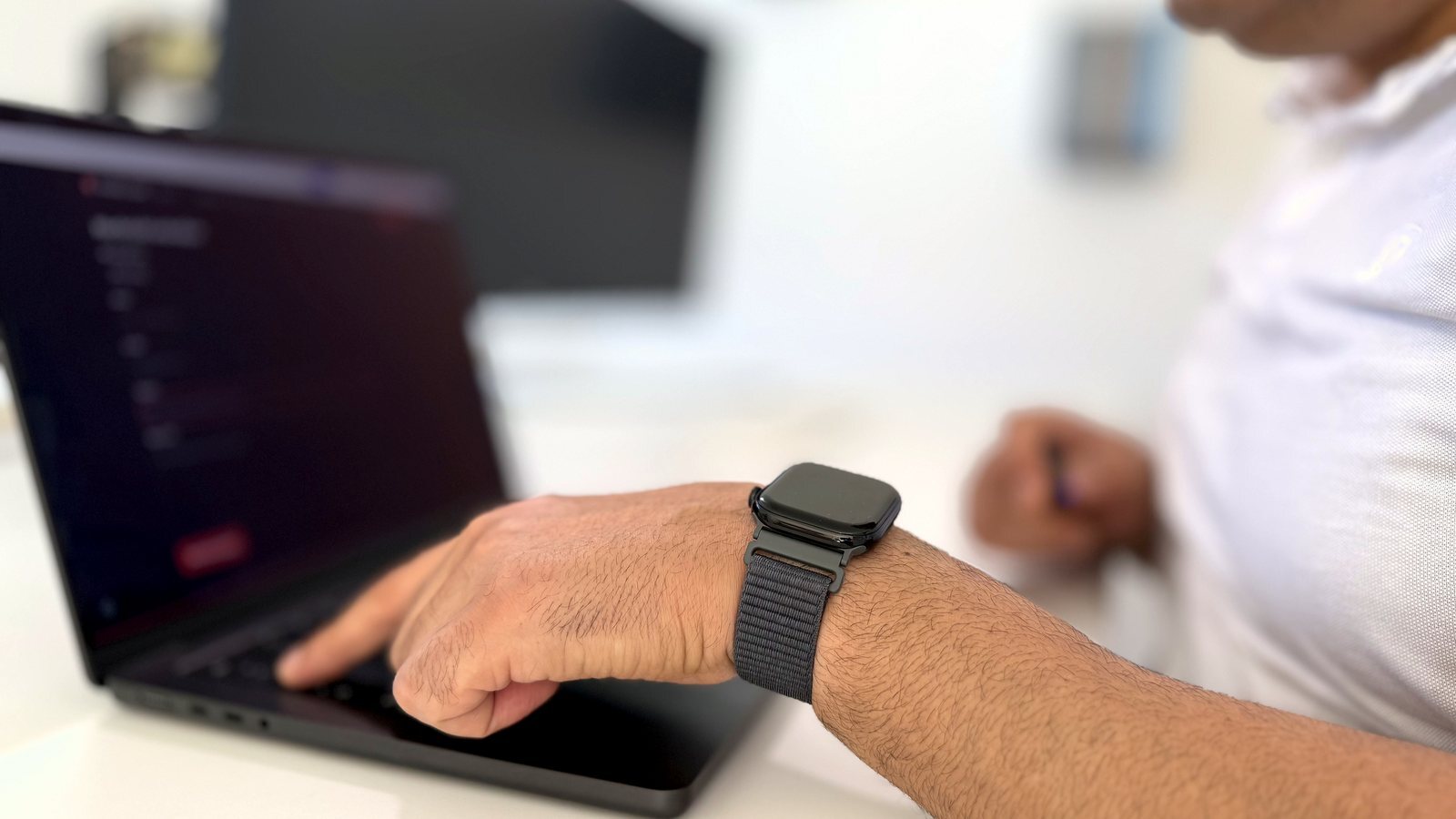 Hand am Laptop: an einer betreuten Website wird weitergearbeitet