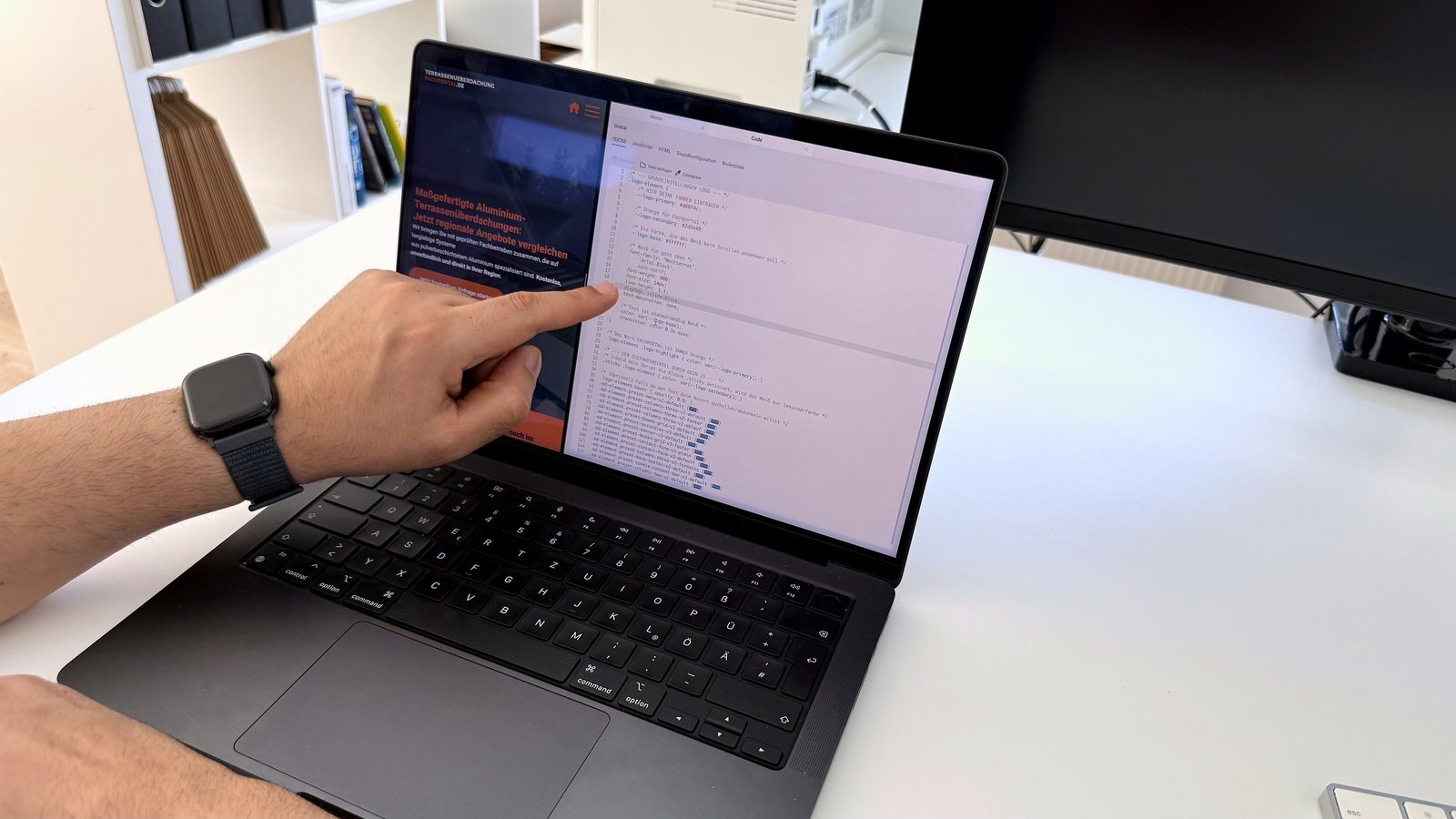 Am Laptop wird eine Website neben ihrem Quelltext geprüft
