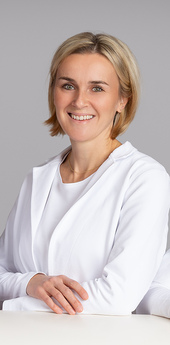 Dr. Eva-Maria Schütze & die Zwei Assistenzärztinnen im weißen Praxisteam-Outfit