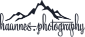 Logo von haannes.photography mit geschwungener Schrift und einer Bergsilhouette