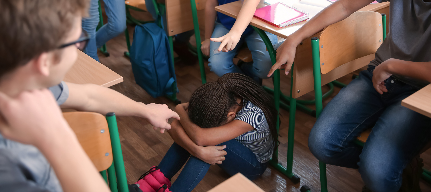 Mädchen wir von anderen Kindern in Schule ausgelacht
