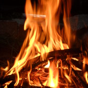 Feuer spendet nicht nur Licht und Wärme, sondern ist für uns auch wichtig fürs Kochen