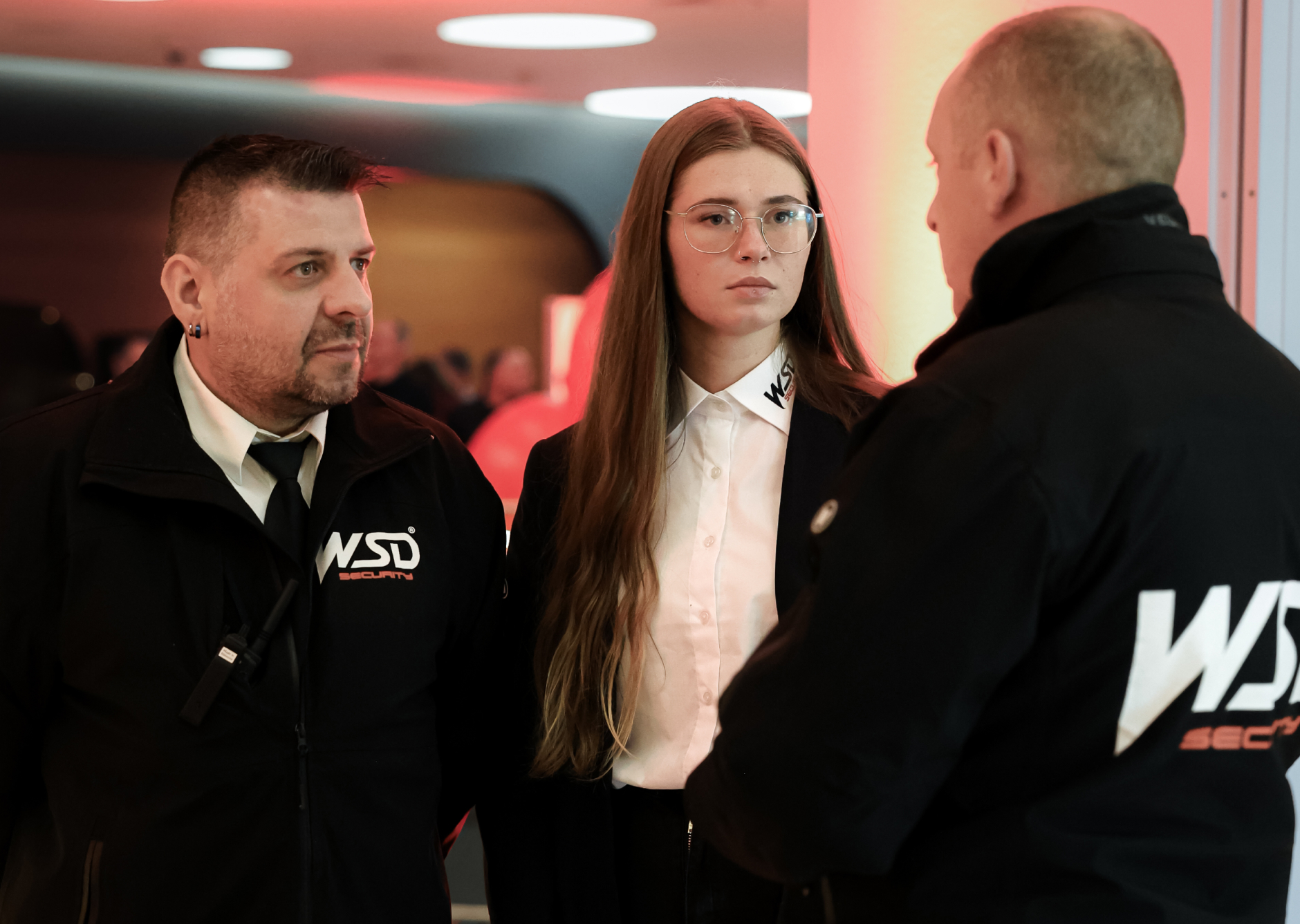 Drei Mitarbeiter der WSD Holding im Gespräch während eines Einsatzes