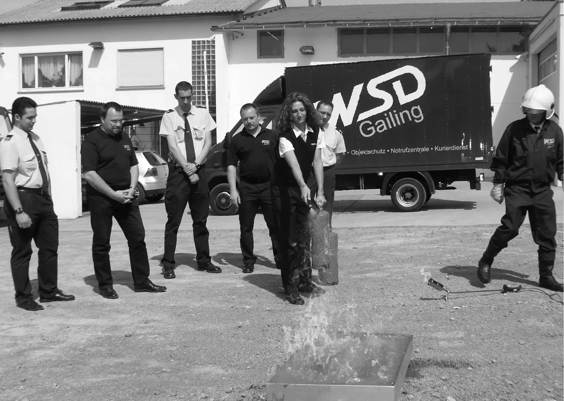 Zwei Mitarbeiter der WSD Security umarmen sich
