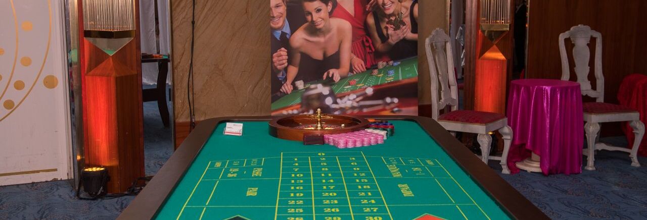 Roulette-Tisch mit Spielfeld und Roulette-Rad von oben bei einem mobilen Casino-Event von Rent-A-Casino