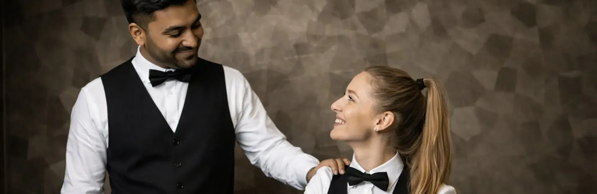 Zwei professionelle Croupiers in eleganter Uniform – Croupier mieten für Casino-Events