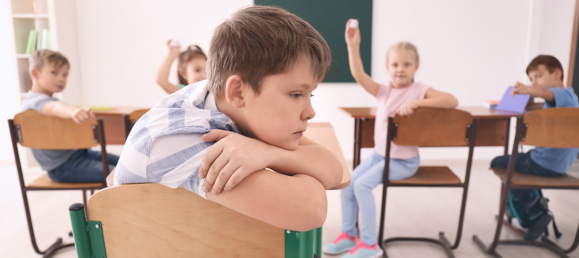 Junge wird von anderen Kindern in Schule ausgegrenzt