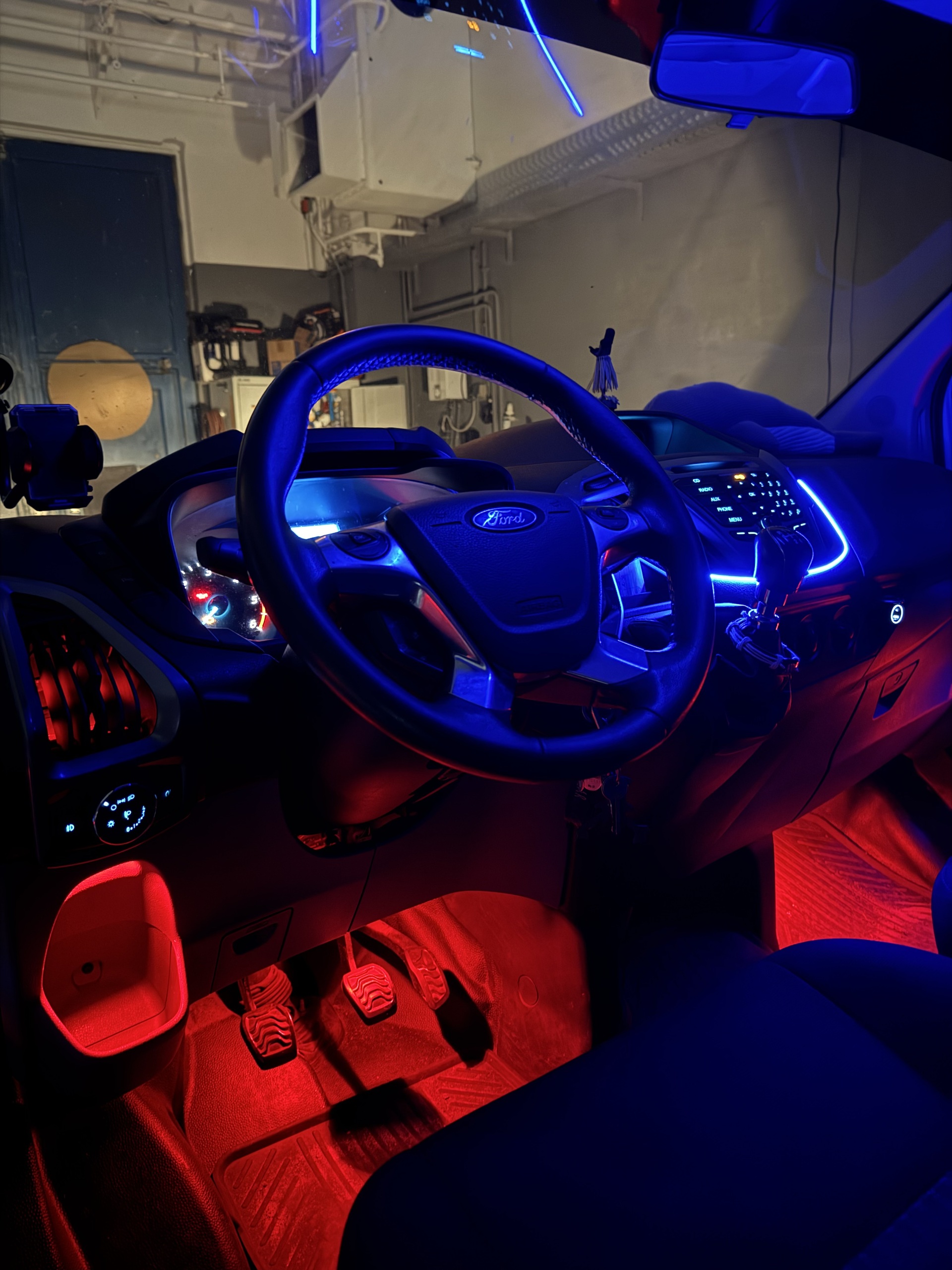 Ford Transit mit Ambientebeleuchtung im Innenraum