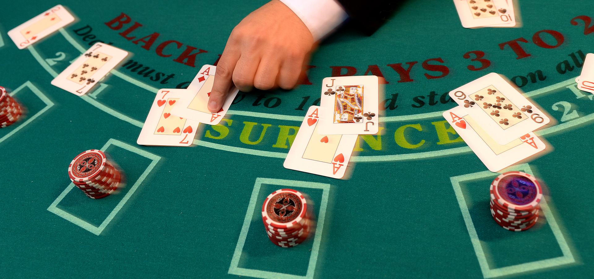 Black-Jack-Tisch mit Karten und Chips – hochwertiger Spieltisch mieten bei Rent-A-Casino