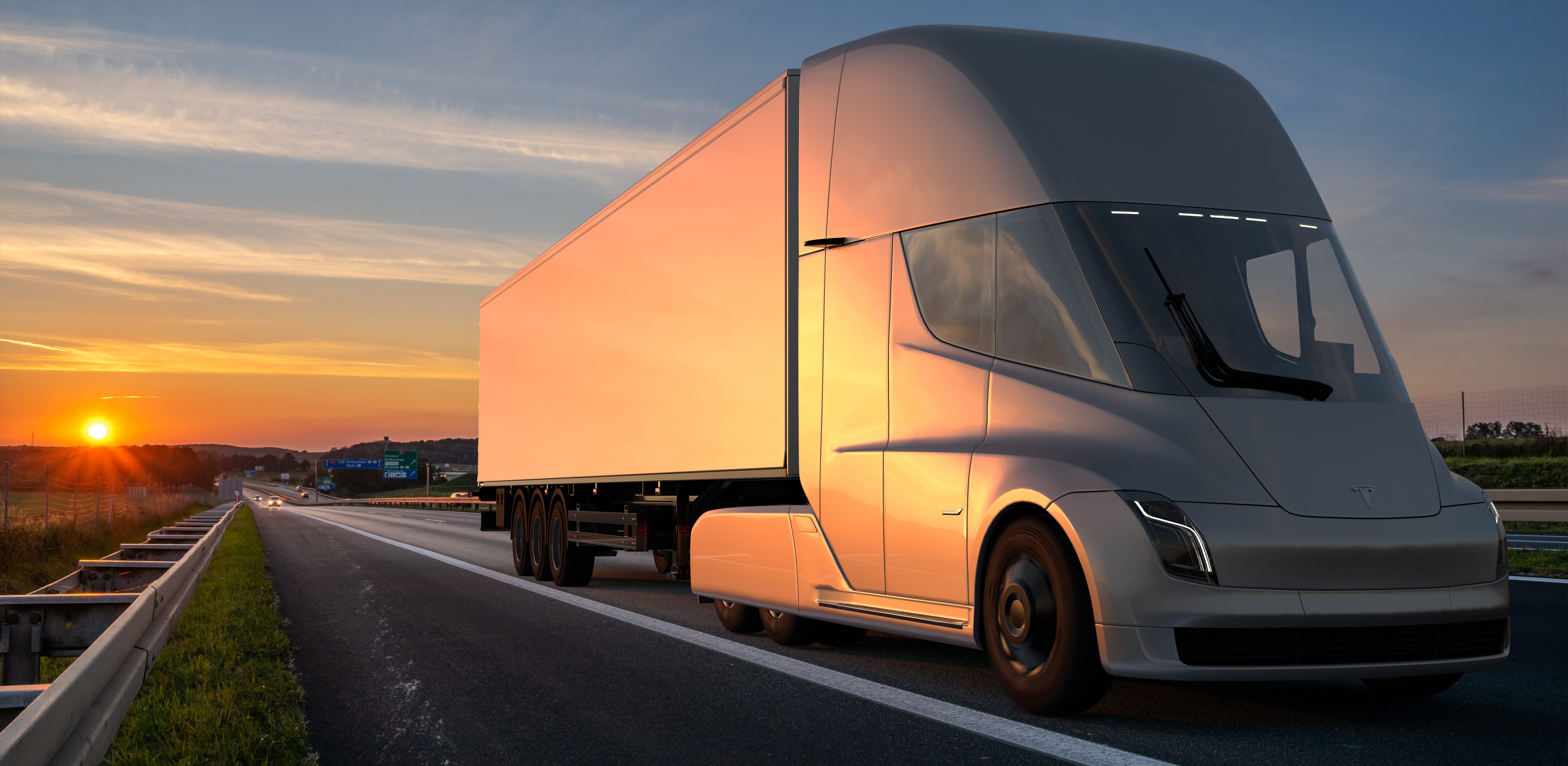 Futuristischer E-LKW auf Autobahn bei Sonnenuntergang