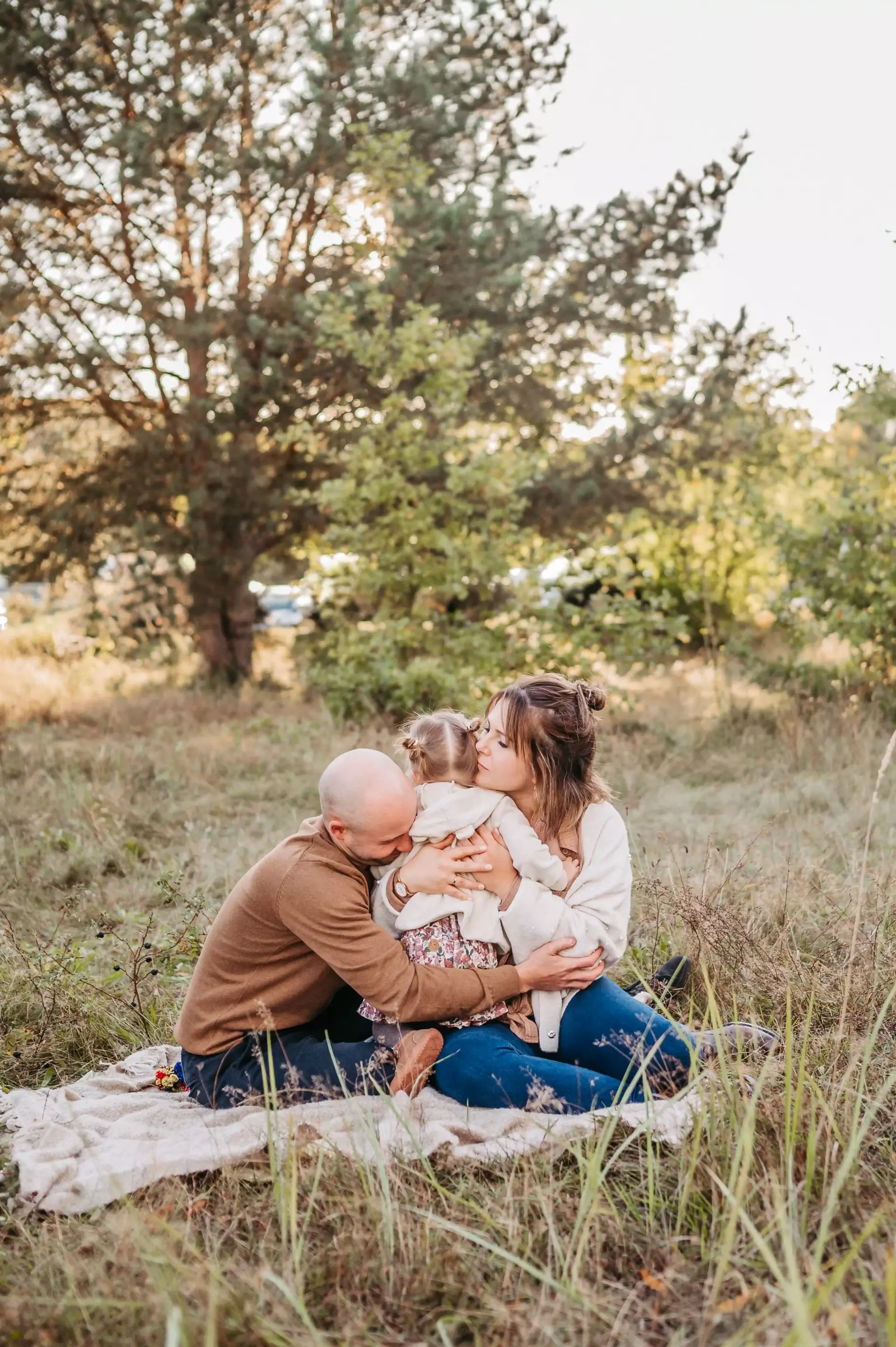Eine glückliche Familie in der Natur während einem Familien Shooting in Berlin 