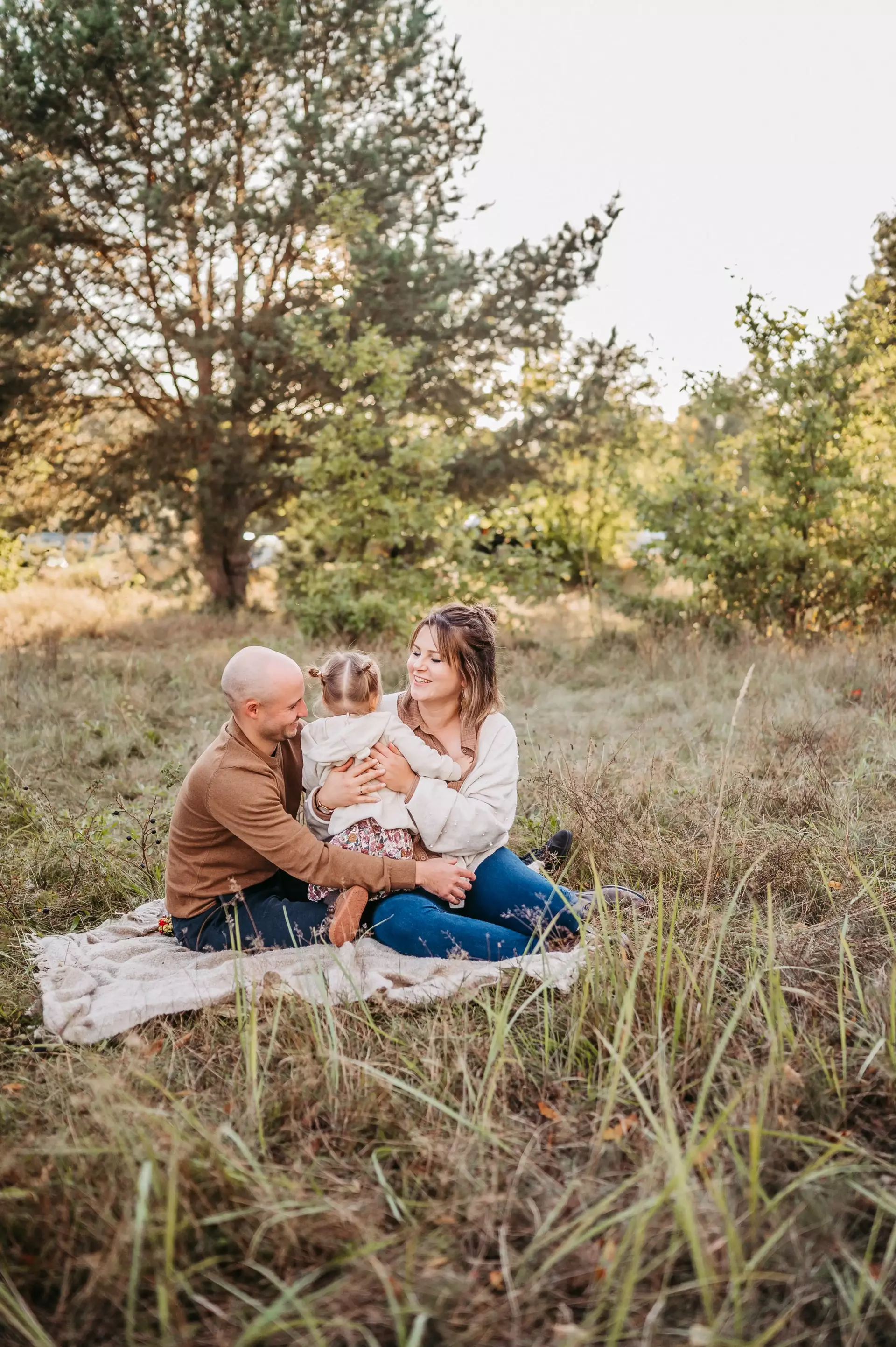 Eine glückliche Familie in der Natur während einem Familien Shooting in Berlin 