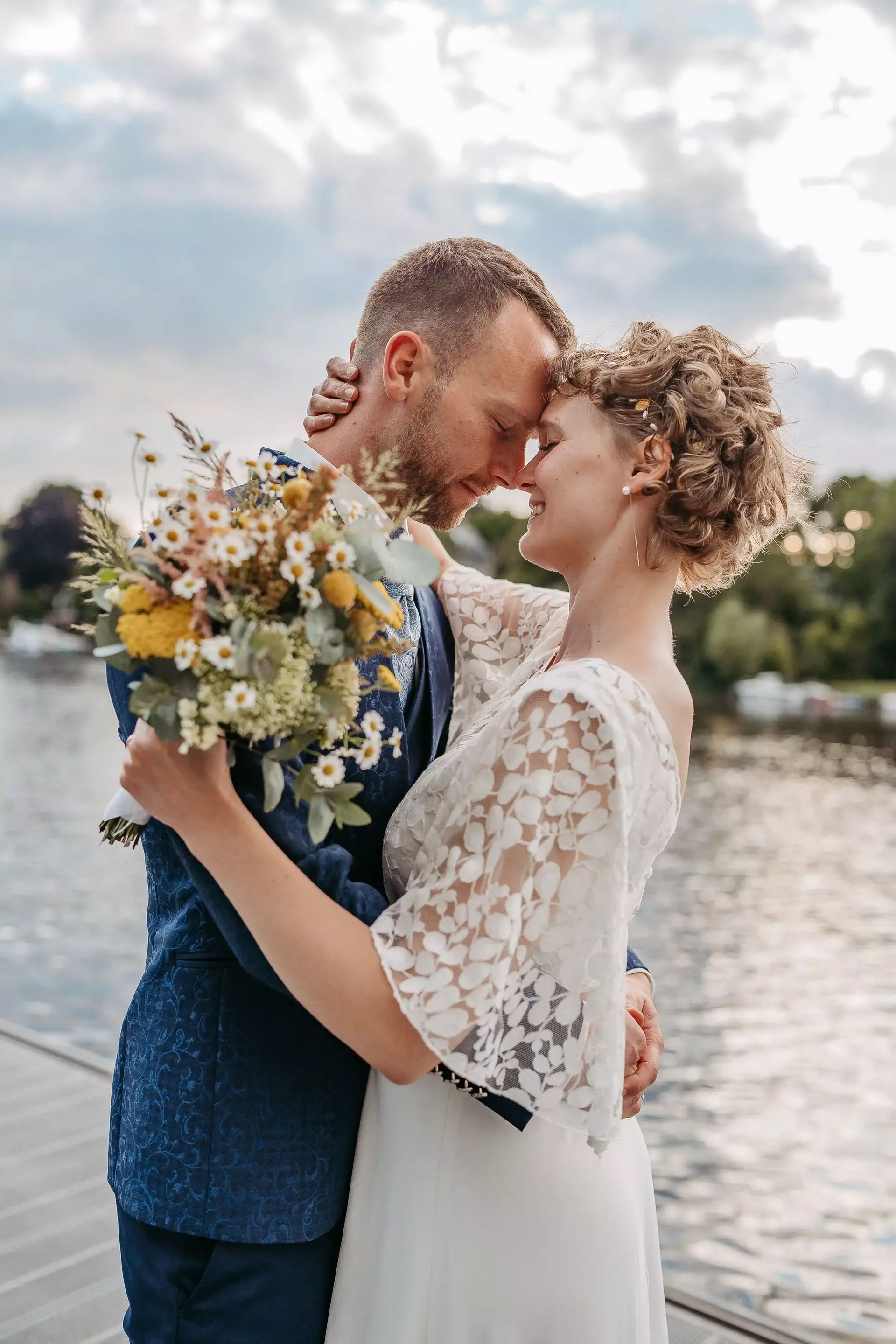 Ein Brautpaar wird von einem Hochzeitsfotograf in Berlin aufgenommen. 