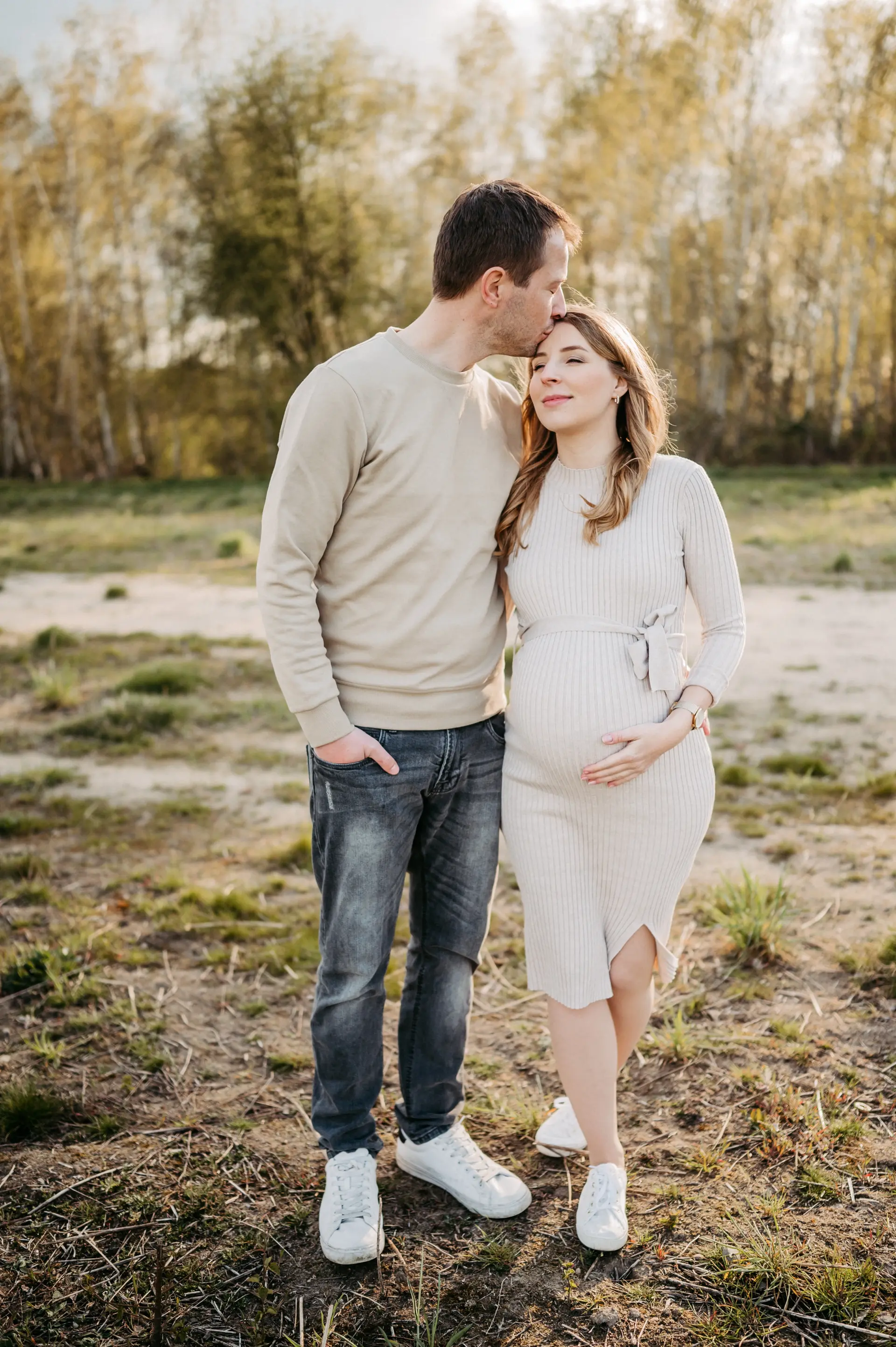 Ein Pärchen bei einem Babybauch Shooting in Berlin