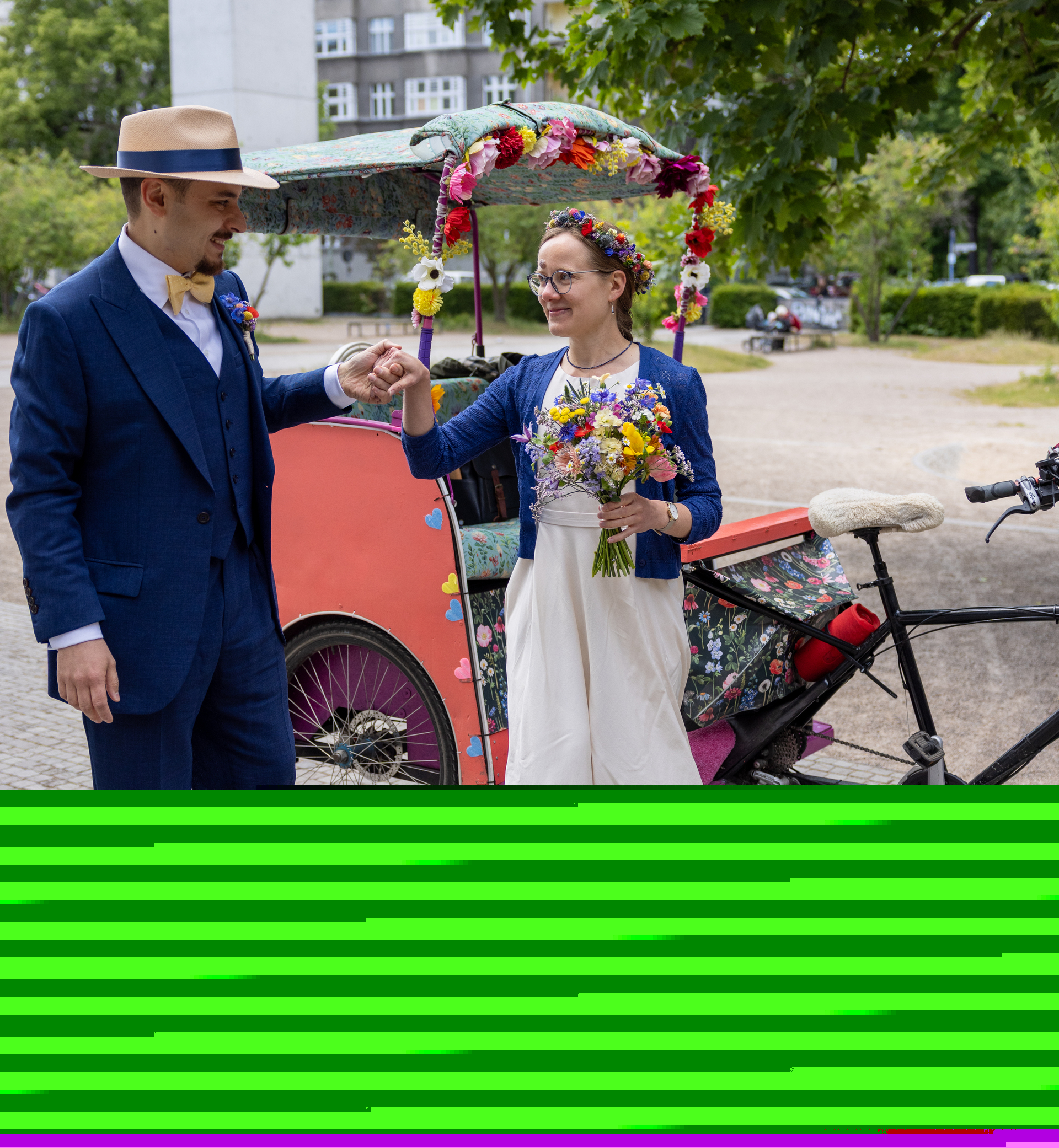 Brautpaar in geschmückter Rikscha nach Berliner Hochzeit