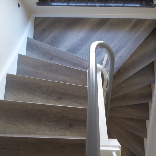 Renovierte Holztreppe im Innenbereich