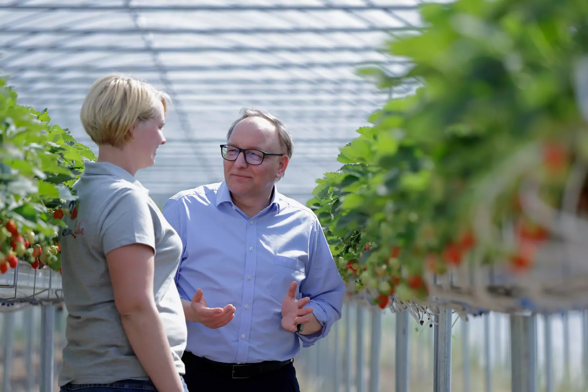 Dr. Tobias Lehberg tauscht sich mit anderen aus