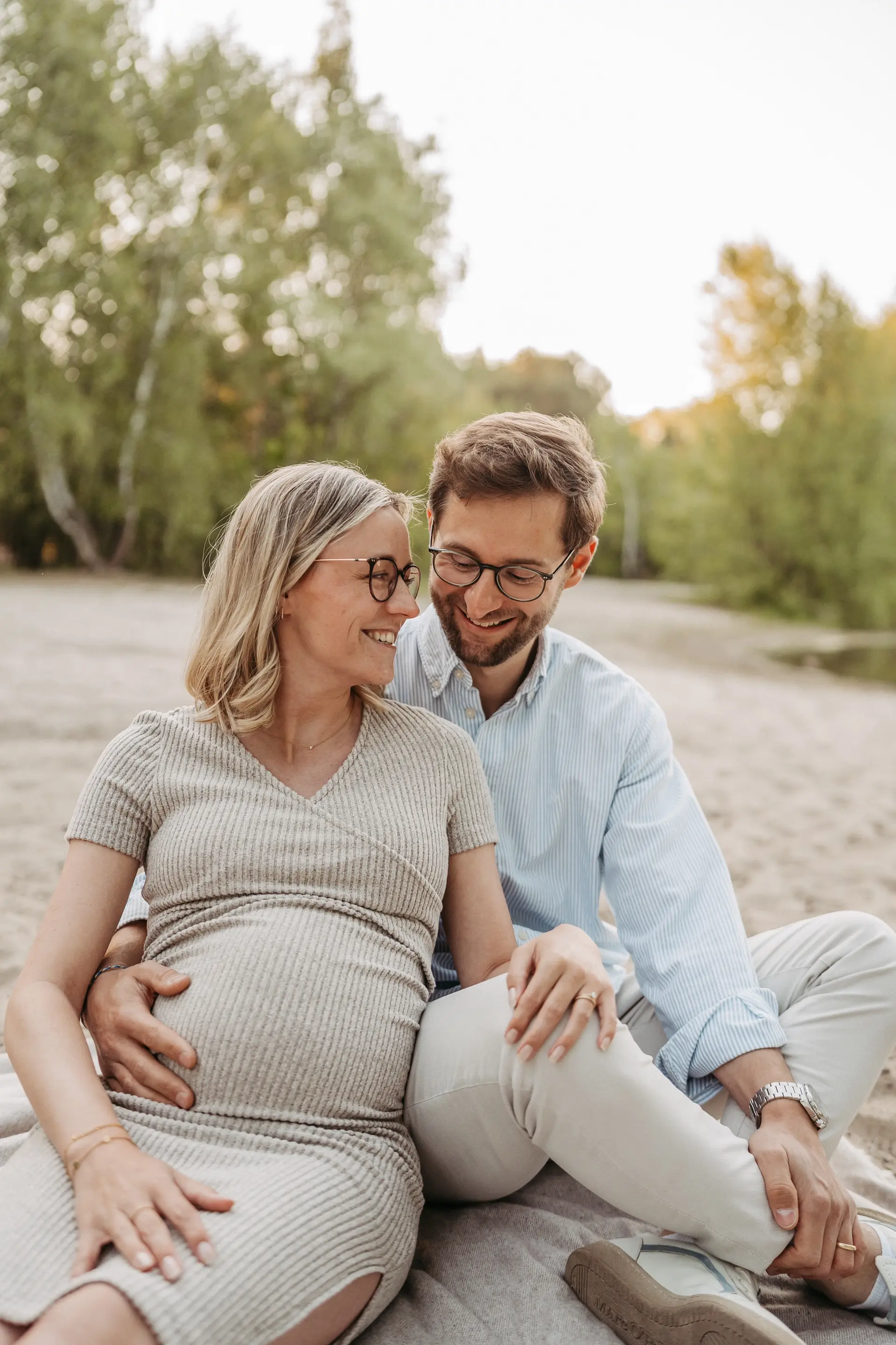 Ein Pärchen bei einem Babybauch Shooting in Berlin
